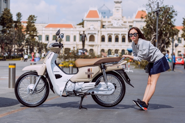 Phương Ly xuống phố với style lạ mắt, lăng x&ecirc; phong c&aacute;ch &ldquo;Sporty Chic - Ảnh 1.