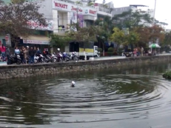 H&agrave;ng chục người đứng nh&igrave;n nam thanh ni&ecirc;n chết đuối v&igrave; tưởng ng&aacute;o đ&aacute; - Ảnh 2.