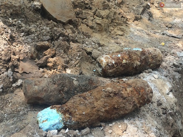 Tá hỏa phát hiện hàng chục quả đạn cối 60 ly khi đang đào móng - Ảnh 1.