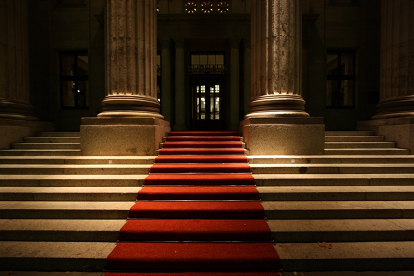 Bất ngờ với nguồn gốc của tấm thảm đỏ trong lễ trao giải Oscar - Ảnh 4.