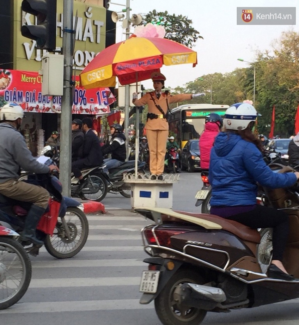 Tâm sự của nữ CSGT xinh đẹp làm việc xuyên Tết - Ảnh 3.