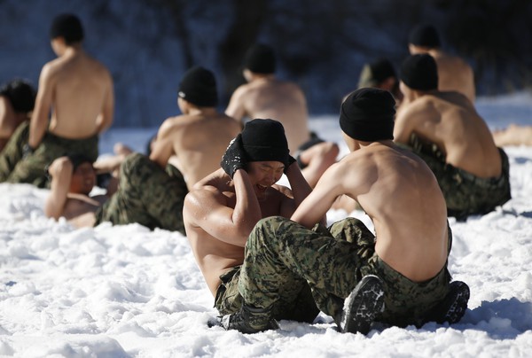 Lính lục quân chuẩn Hàn Quốc còn nhiều múi hơn cả trong Hậu duệ Mặt trời - Ảnh 8.