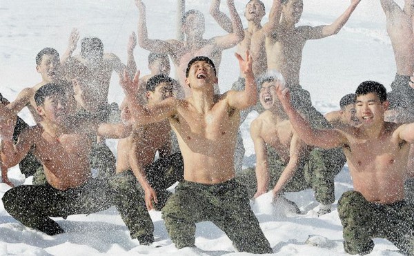 Lính lục quân chuẩn Hàn Quốc còn nhiều múi hơn cả trong Hậu duệ Mặt trời - Ảnh 7.