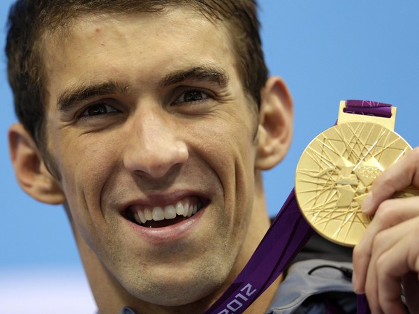 Mỹ nam làng bơi Michael Phelps cởi trần phá quấy trên sân bóng rổ - Ảnh 6.