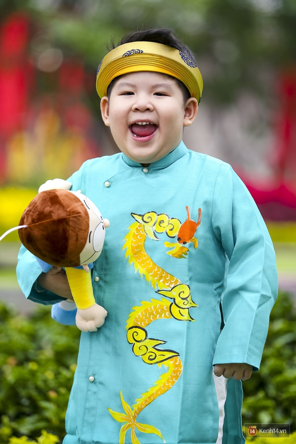 Hai em bé vàng của màn ảnh Việt cực đáng yêu khi dạo phố ngày Xuân - Ảnh 10.