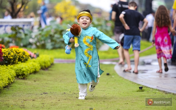 Hai em bé vàng của màn ảnh Việt cực đáng yêu khi dạo phố ngày Xuân - Ảnh 11.