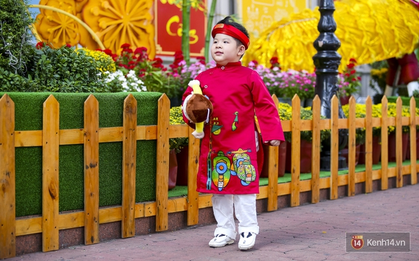 Hai em bé vàng của màn ảnh Việt cực đáng yêu khi dạo phố ngày Xuân - Ảnh 13.