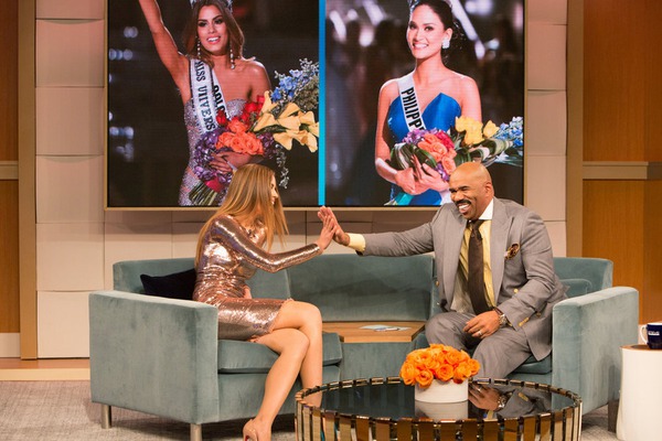 MC Steve Harvey được Hoa hậu Colombia tha thứ sau khi khóc và cầu xin - Ảnh 2.