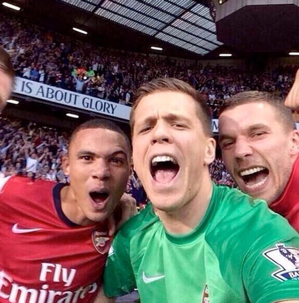 Arsenal &ldquo;v&ocirc; đối&rdquo; về&hellip; chụp ảnh &ldquo;tự sướng&rdquo; - Ảnh 4.