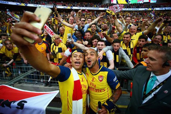 Arsenal &ldquo;v&ocirc; đối&rdquo; về&hellip; chụp ảnh &ldquo;tự sướng&rdquo; - Ảnh 1.