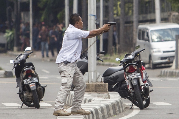 Bắt giữ 3 nghi phạm li&ecirc;n quan đến vụ đ&aacute;nh bom li&ecirc;n ho&agrave;n ở Indonesia - Ảnh 1.