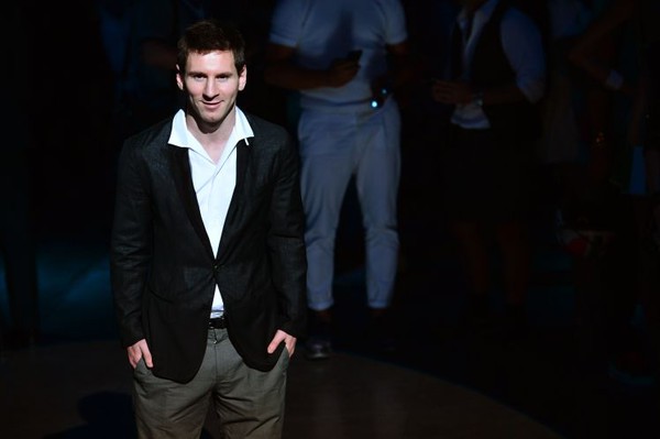 Messi v&agrave; Dolce & Gabbana: C&acirc;u chuyện đằng sau những bộ vest b&oacute;ng bẩy tại Ballon dOr - Ảnh 3.
