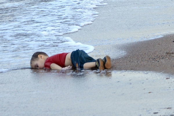 Charlie Hebdo lại gây sốc khi tiếp tục bôi nhọ hình ảnh cậu bé Syria bên bờ biển - Ảnh 1.