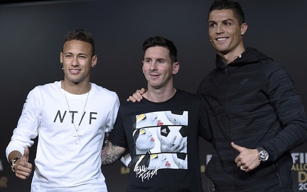 MC xinh đẹp của gala Ballon dOr kể chuyện Ronaldo tận tâm giúp đỡ Neymar - Ảnh 1.