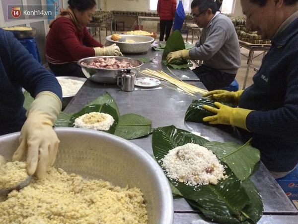 ĐH Kinh tế quốc d&acirc;n g&oacute;i hơn 1.000 b&aacute;nh chưng tặng sinh vi&ecirc;n nội tr&uacute; ăn Tết - Ảnh 2.