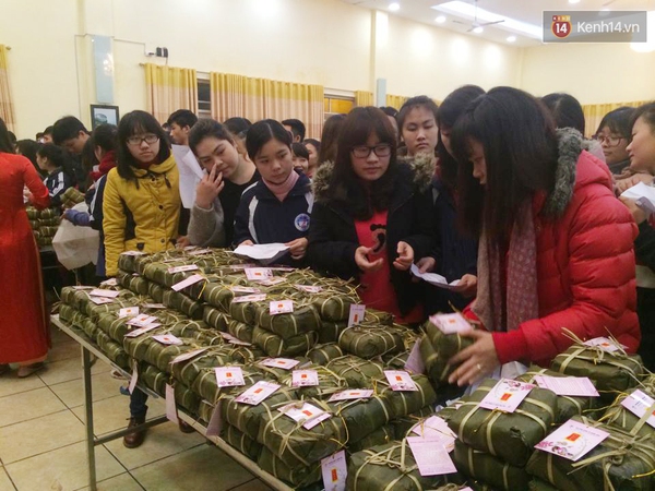 ĐH Kinh tế quốc d&acirc;n g&oacute;i hơn 1.000 b&aacute;nh chưng tặng sinh vi&ecirc;n nội tr&uacute; ăn Tết - Ảnh 1.