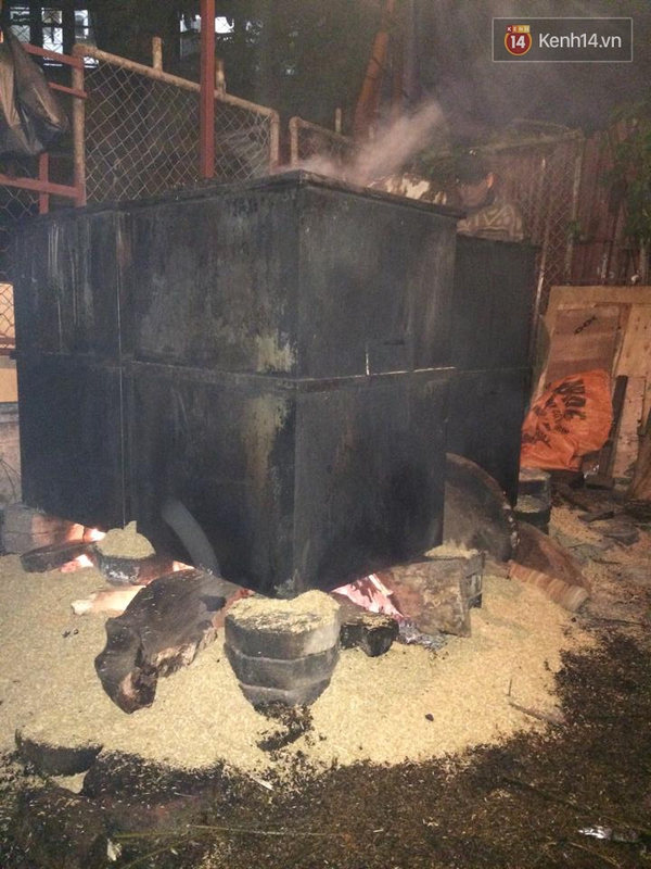 ĐH Kinh tế quốc d&acirc;n g&oacute;i hơn 1.000 b&aacute;nh chưng tặng sinh vi&ecirc;n nội tr&uacute; ăn Tết - Ảnh 4.