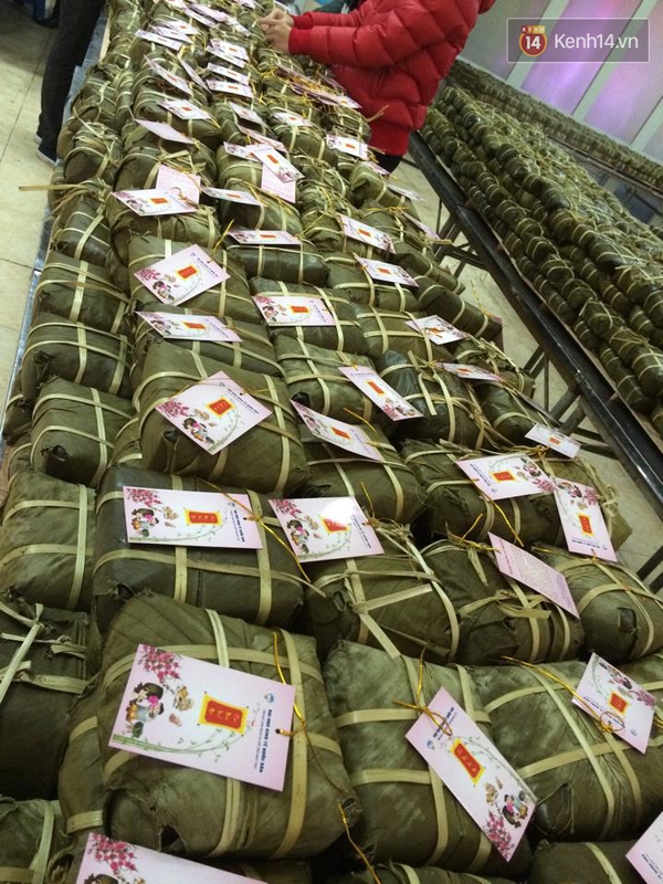ĐH Kinh tế quốc dân gói hơn 1.000 bánh chưng tặng sinh viên nội trú ăn Tết - Ảnh 5.