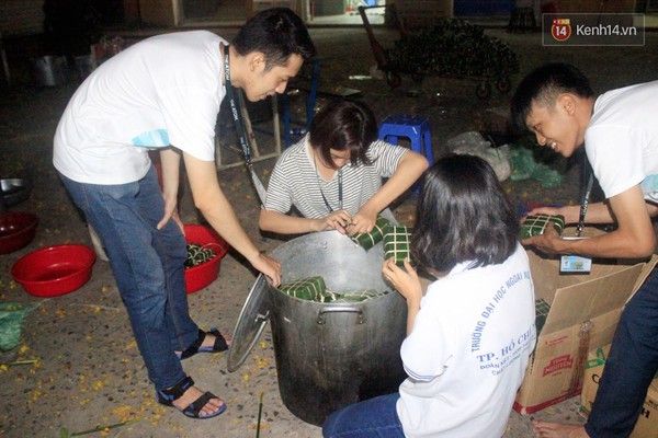 Hàng ngàn chiếc bánh chưng được các bạn trẻ trao tận tay người vô gia cư ở Sài Gòn - Ảnh 5.