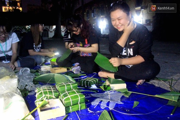 Hàng ngàn chiếc bánh chưng được các bạn trẻ trao tận tay người vô gia cư ở Sài Gòn - Ảnh 8.