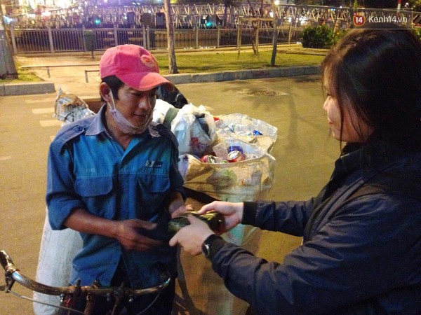 Hàng ngàn chiếc bánh chưng được các bạn trẻ trao tận tay người vô gia cư ở Sài Gòn - Ảnh 10.