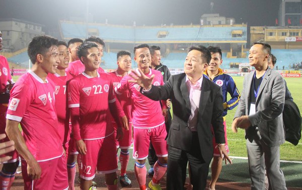 Bi h&agrave;i V.League: B&oacute;ng đ&aacute; hay họp... chợ - Ảnh 2.