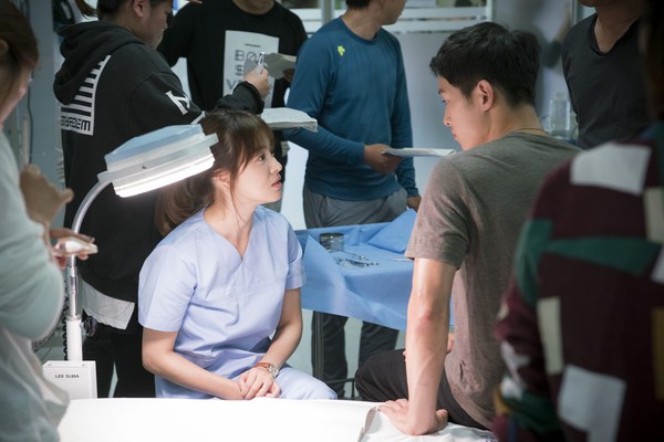 Song Joong Ki h&ocirc;n đ&agrave;n chị Song Hye Kyo m&ugrave;i mẫn, lạnh l&ugrave;ng với hươu Lee Kwang Soo - Ảnh 28.