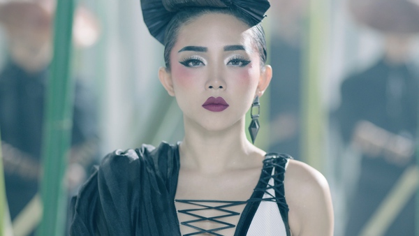 Tóc Tiên làm MV 16+ bên Quán quân Next Top Model Mỹ - Ảnh 1.