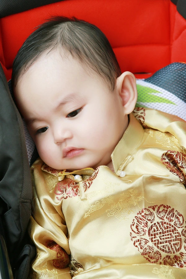 Con trai Khánh Thi - Phan Hiển diện áo dài cực đáng yêu bên bố mẹ - Ảnh 1.