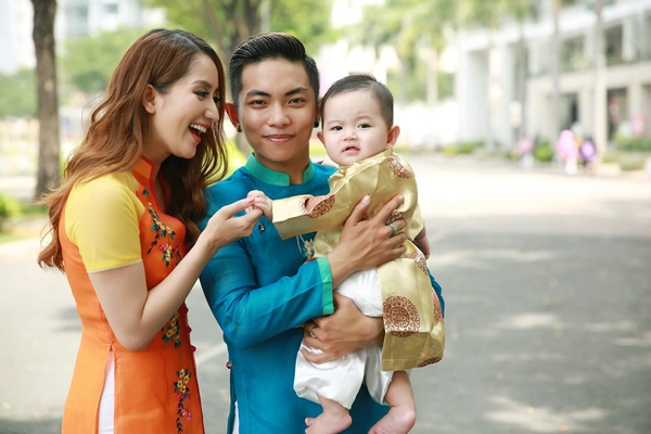Con trai Khánh Thi - Phan Hiển diện áo dài cực đáng yêu bên bố mẹ - Ảnh 2.
