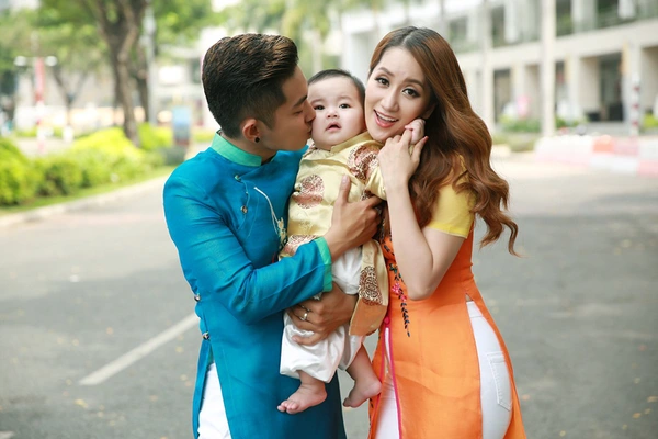 Con trai Khánh Thi - Phan Hiển diện áo dài cực đáng yêu bên bố mẹ - Ảnh 3.
