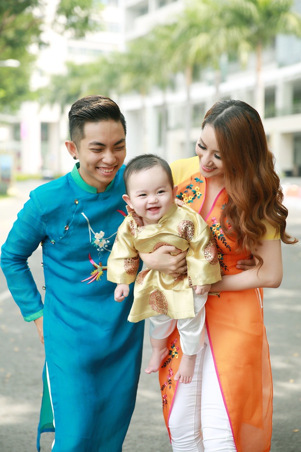 Con trai Khánh Thi - Phan Hiển diện áo dài cực đáng yêu bên bố mẹ - Ảnh 4.