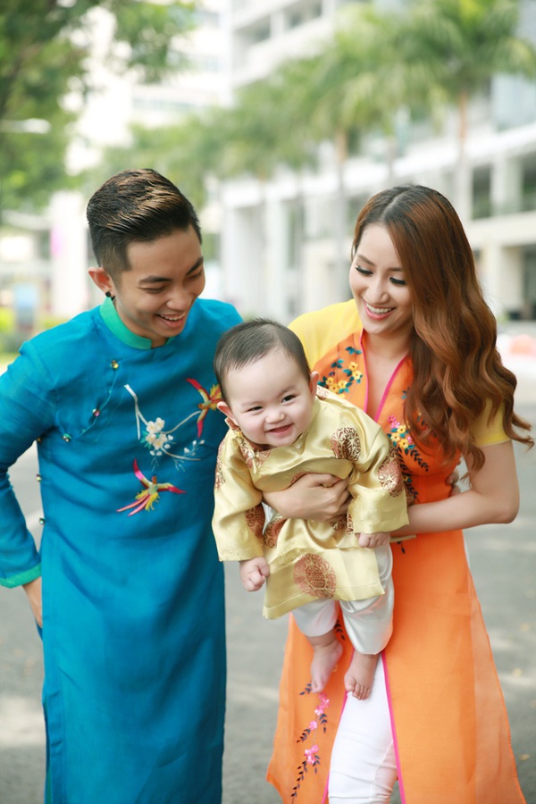 Con trai Khánh Thi - Phan Hiển diện áo dài cực đáng yêu bên bố mẹ - Ảnh 5.