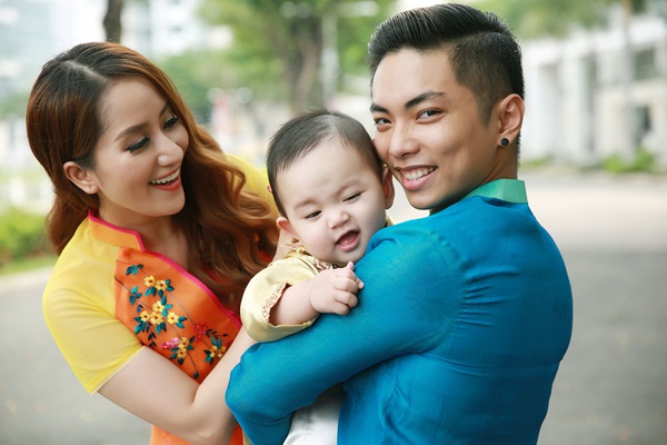 Con trai Khánh Thi - Phan Hiển diện áo dài cực đáng yêu bên bố mẹ - Ảnh 6.