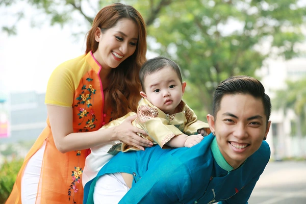 Con trai Khánh Thi - Phan Hiển diện áo dài cực đáng yêu bên bố mẹ - Ảnh 7.