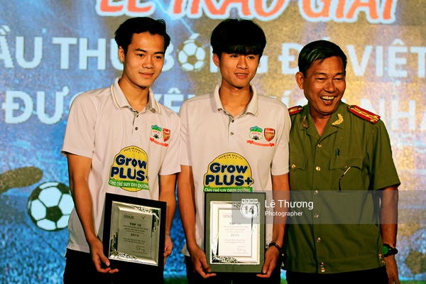 Bố C&ocirc;ng Phượng thay con nhận giải thưởng 100 triệu đồng - Ảnh 6.