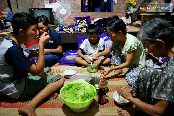 Bố bỏ đi, bốn mẹ con sống ở nghĩa trang lớn nhất Sài Gòn suốt 6 năm trời - Ảnh 3.