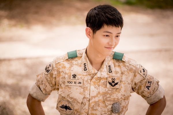 Sợ người yêu ghen, Song Joong Ki “nuốt nước bọt” trước cô bồi bàn bốc lửa - Ảnh 42.