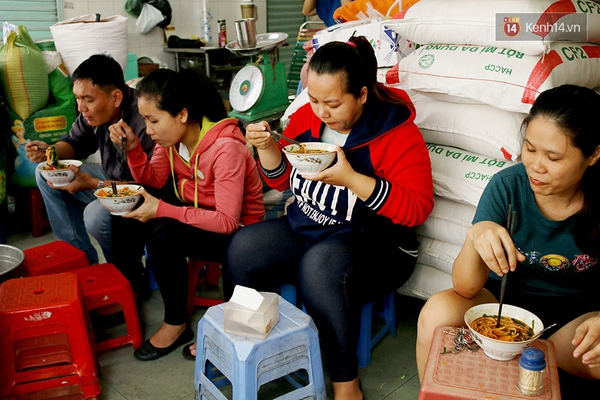 Đã mấy chục năm tuổi, nhưng những quán ăn Sài Gòn này lúc nào cũng đông nghịt - Ảnh 3.