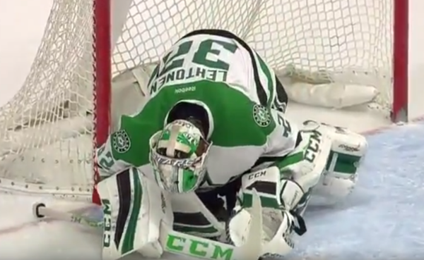 Bị vụt b&oacute;ng đ&uacute;ng chỗ hiểm, cầu thủ hockey đổ gục tr&ecirc;n s&acirc;n - Ảnh 3.