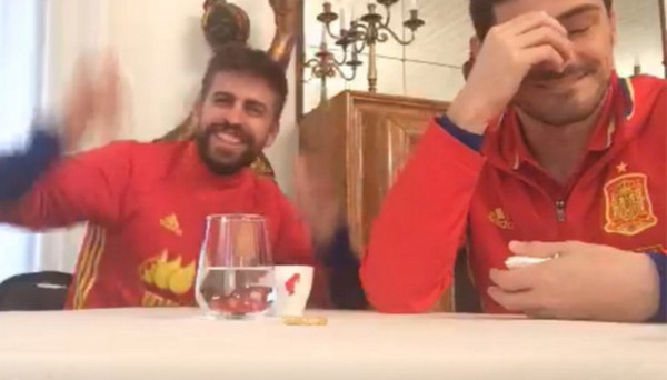 Pique từng đập vỡ tivi sau khi Ramos ghi b&agrave;n cho Real Madrid - Ảnh 1.