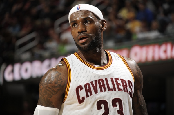 LeBron James bị nữ tỷ ph&uacute; Mỹ qu&aacute;t v&agrave;o mặt - Ảnh 4.