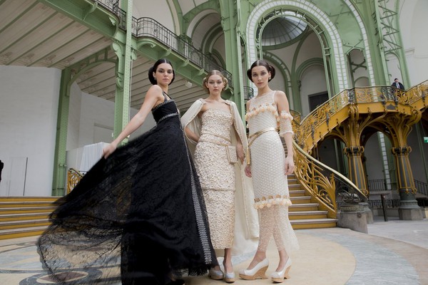 Vừa xem vừa hỏi: L&agrave;m sao họ c&oacute; thể l&agrave;m ra đồ Haute Couture tuyệt vời như thế? - Ảnh 1.