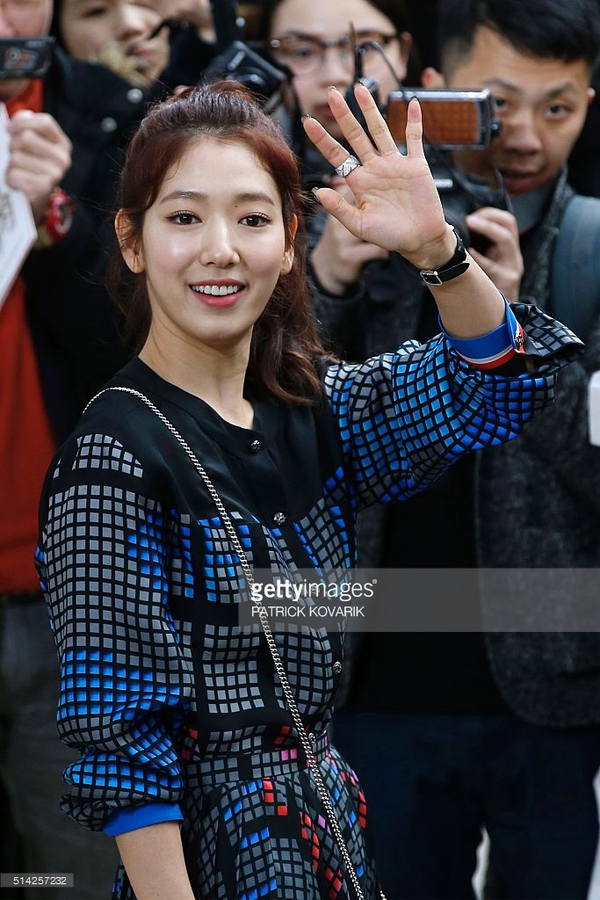 Park Shin Hye & Mỹ nhân ngư hội ngộ tại show diễn Chanel - Ảnh 1.