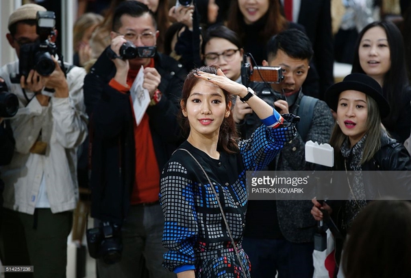 Park Shin Hye & Mỹ nhân ngư hội ngộ tại show diễn Chanel - Ảnh 2.