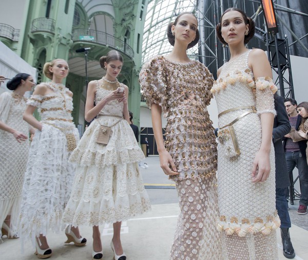 Vừa xem vừa hỏi: L&agrave;m sao họ c&oacute; thể l&agrave;m ra đồ Haute Couture tuyệt vời như thế? - Ảnh 4.