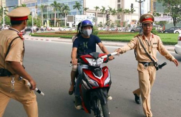 Ng&agrave;y 15/2, CSGT c&oacute; quyền kiểm tra giấy tờ người đang điều khiển phương tiện - Ảnh 1.