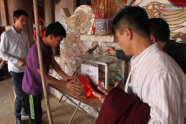 Giẫm đạp kinh ho&agrave;ng trong lễ hội cướp phết lấy may ở Vĩnh Ph&uacute;c - Ảnh 5.