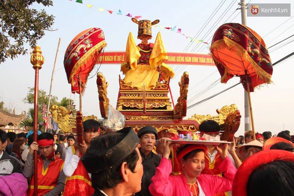 Giẫm đạp kinh hoàng trong lễ hội cướp phết lấy may ở Vĩnh Phúc - Ảnh 3.