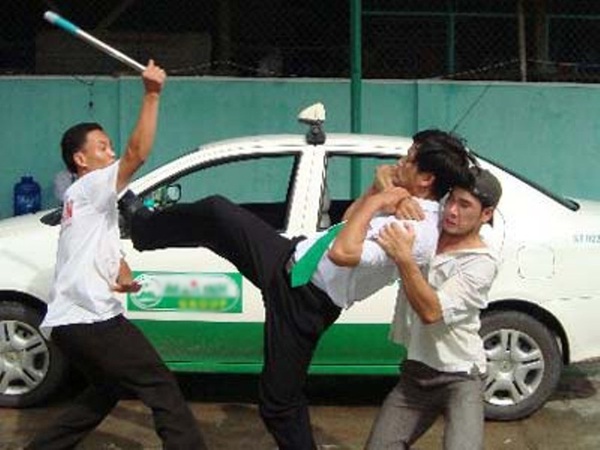 Hà Nội: Hết tiền tiêu, hai thiếu niên rủ nhau đi cướp taxi - Ảnh 1.